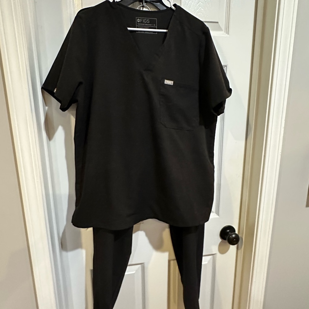 FIGS Classic Black Scrub Ensemble
